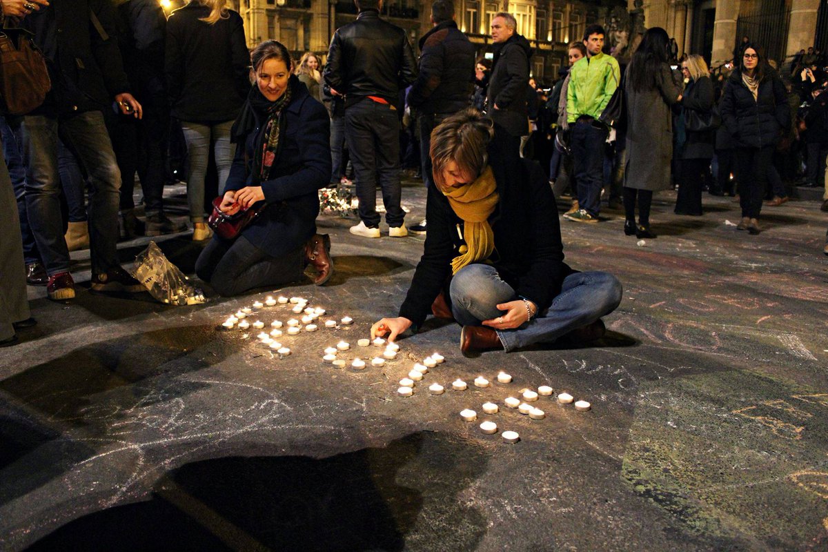 nathaliedb's tweet photo. Exact 5 jaar geleden. 

Ik stond op de set van #de16, vlakbij de Wetstraat in Brussel. Ik had een hele dag gewerkt en bericht over de aanslagen, zonder écht stil te staan bij wat er gebeurd was. Gewoon een hele dag rushen. Voor mij kwam het besef pas 's avonds. 1/ https://t.co/5GGebrZxkk