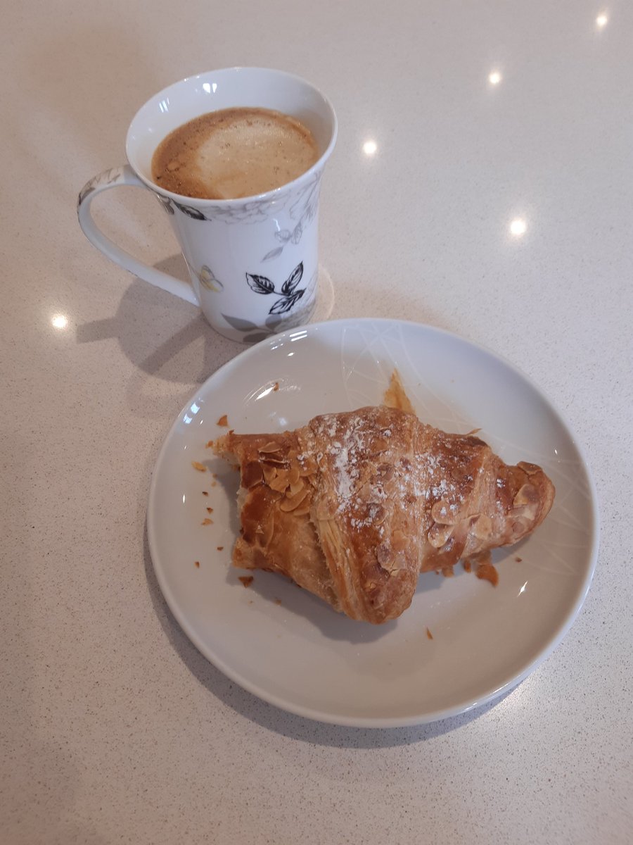 Neighbo57332119's tweet photo. I've been given a special treat #BreakfastFirst 
 💙❤💛💚 https://t.co/955q7TarjR