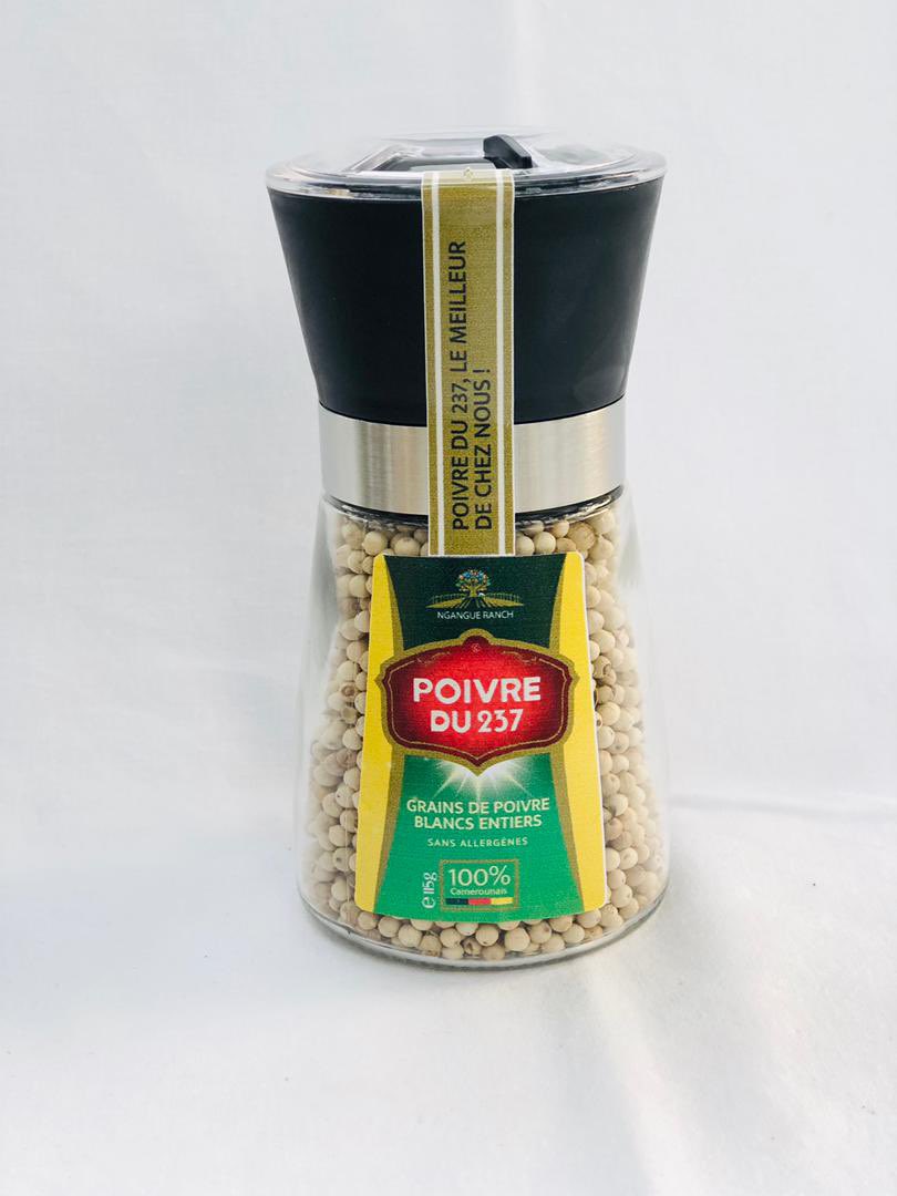 Poivre5Terroirs's tweet image. Nous avons voulu innover avec cet emballage en intégrant un moulin qui vous permettra d'écraser le poivre et d'en recevoir directement la poudre pour assaisonner vos mets en cuisine ou relever le goût de vos repas à table. #PoivreDu237 #Epice #Poivre #MadeInCameroon