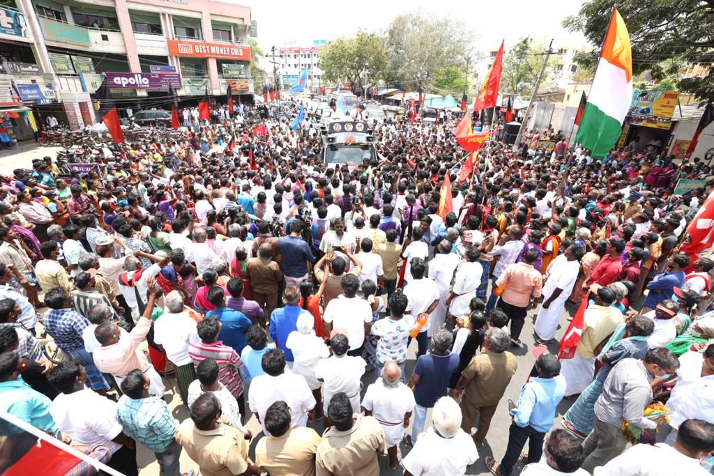 Udhaystalin's tweet photo. ‘கழக ஆட்சி அமைந்தவுடன் நீட்டிலிருந்து முழுமையாக விலக்கு’ என வாக்குறுதி அளித்துள்ள தலைவர் @mkstalin அவர்���ள் தலைமையிலான அரசு அமைக்க உதயசூரியனை தேர்ந்தெடுங்கள்’ என மதுரை மத்திய தொகுதி வேட்பாளர் அண்ணன் @ptrmadurai அவர்களுக்கு கீழவைத்தியநாதபுரத்தில் வாக்கு சேகரித்தேன். @GThalapathiDMK https://t.co/LxGf8BUhbs