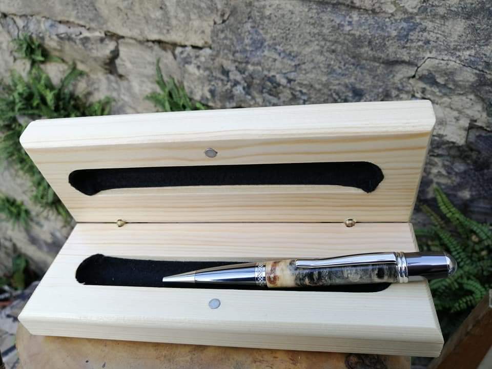 beaupensuk's tweet photo. Hi 👋 all 
These are Handmade Burl Wood Ballpoint Pens, comes with one of our Handmade Wood Boxes,  these are all been made by us @beaupensuk in our Lancashire workshop 
https://t.co/m1gYtliSEE 
These Handmade Pens are refillable 
Thank you for looking https://t.co/s5638nYVFm