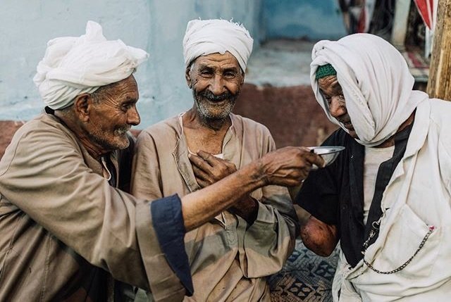 Sa__m43's tweet photo. " سلامٌ على الطيبين الذين لا تجدهم إلا في مواطن الخير وجبر الخواطر .. الحاملين في أعماقهم قيمًا عزيزة، وشيمًا كريمة .. الكبيرين بأفعالهم وأقوالهم ومواقفهم .. المترفعين عن توافه الأمور وصغائرها نُبلاً .. المؤمنين بأن الحياة رحلة لا يبقى منها إلا حُسن الأثر ". #صباح_الخير https://t.co/Od2mJ5hJa3