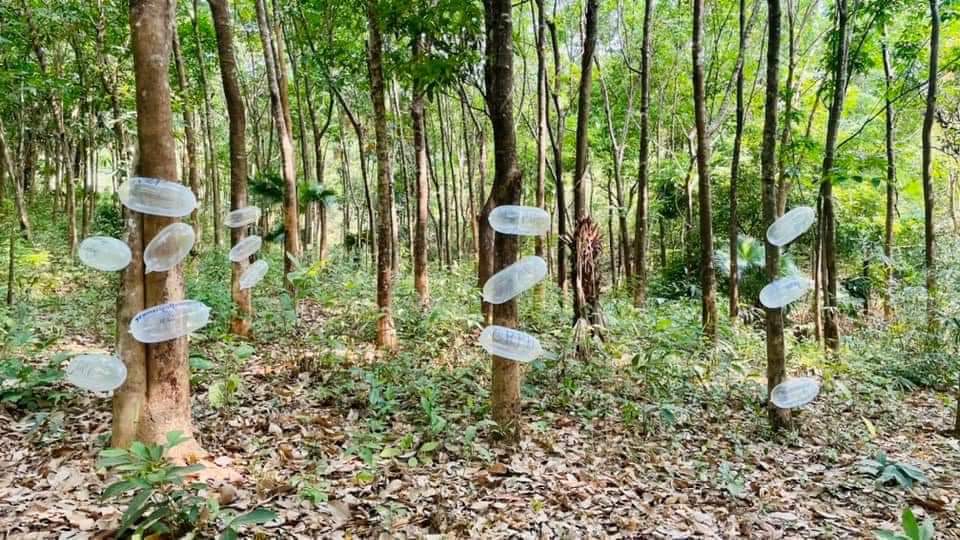 shoonni181's tweet photo. The condom strike in ThaHton today. The civilians wrote that ''Min Aung Hlaing's Father should use condom not to born that bitch''

STRENGTH OF UNITY
#WhatsHappeningInMyanmar 
#Mar22Coup https://t.co/QOxDe6vPTw