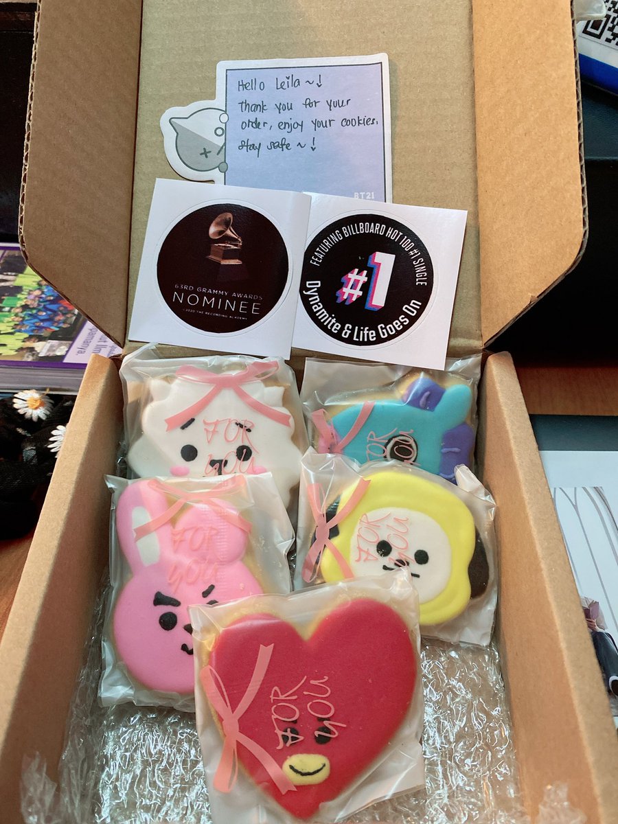 sweeteyeskv's tweet photo. notice how 3 cookies are already missing? well yeah cause i ate it already. couldn’t resist it. its too good 🥺😭😭 and look at how cute they look 🥺 thank you @Beesuan2 for the amazing cookies!! would definitely order again! 💜 #beesbakefeedback https://t.co/yss3r9SFth