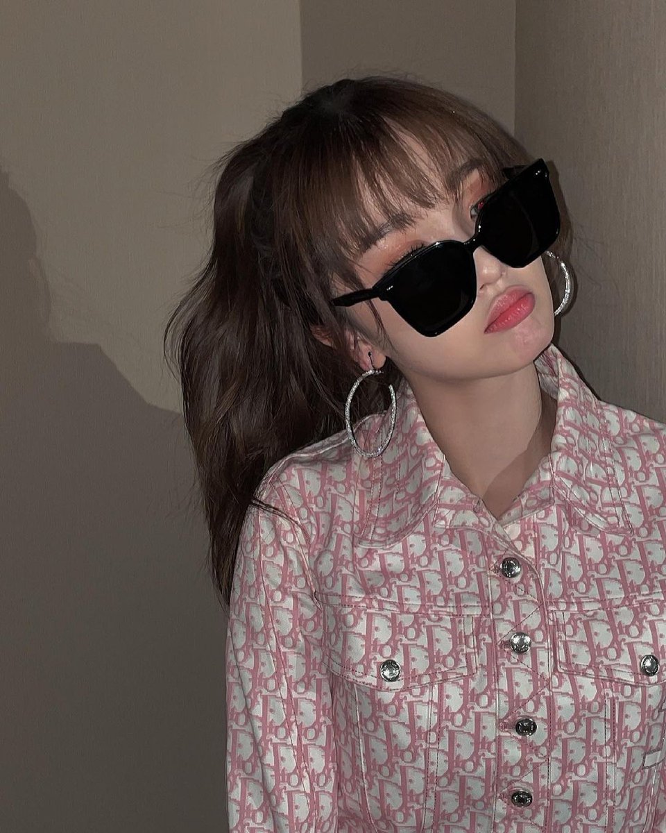 ●210322 estheeerrrrr instagram🐟
 
            🔫🔫

#EstherYu #虞书欣 #อวี๋ซูซิน 
#YuShuXin #THE9