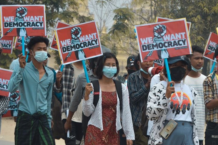 IrrawaddyNews's tweet photo. UPDATE: University students and local residents in #Sagaing Region’s Kyunhla Township marched against the military regime on Mar. 22. They held placards reading “We want democracy” and called for the overthrow of the military regime. 
 
(Photo: CJ) 
#WhatIsHappeningInMyanmar https://t.co/xf0p9Ie4Jx