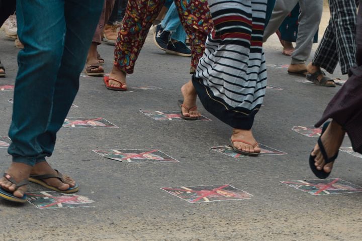 IrrawaddyNews's tweet photo. UPDATE: University students and local residents in #Sagaing Region’s Kyunhla Township marched against the military regime on Mar. 22. They held placards reading “We want democracy” and called for the overthrow of the military regime. 
 
(Photo: CJ) 
#WhatIsHappeningInMyanmar https://t.co/xf0p9Ie4Jx