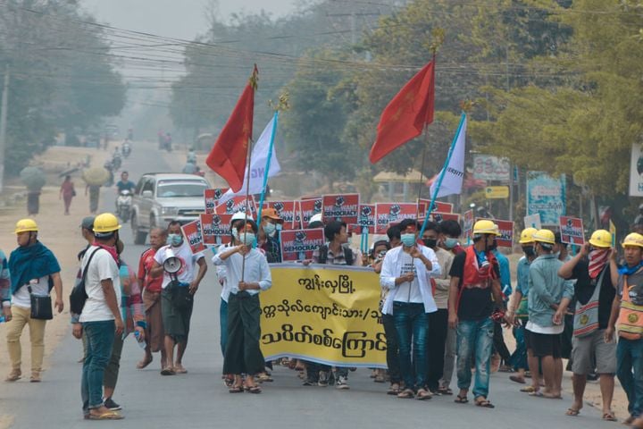 IrrawaddyNews's tweet photo. UPDATE: University students and local residents in #Sagaing Region’s Kyunhla Township marched against the military regime on Mar. 22. They held placards reading “We want democracy” and called for the overthrow of the military regime. 
 
(Photo: CJ) 
#WhatIsHappeningInMyanmar https://t.co/xf0p9Ie4Jx