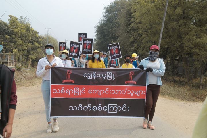 IrrawaddyNews's tweet photo. UPDATE: University students and local residents in #Sagaing Region’s Kyunhla Township marched against the military regime on Mar. 22. They held placards reading “We want democracy” and called for the overthrow of the military regime. 
 
(Photo: CJ) 
#WhatIsHappeningInMyanmar https://t.co/xf0p9Ie4Jx