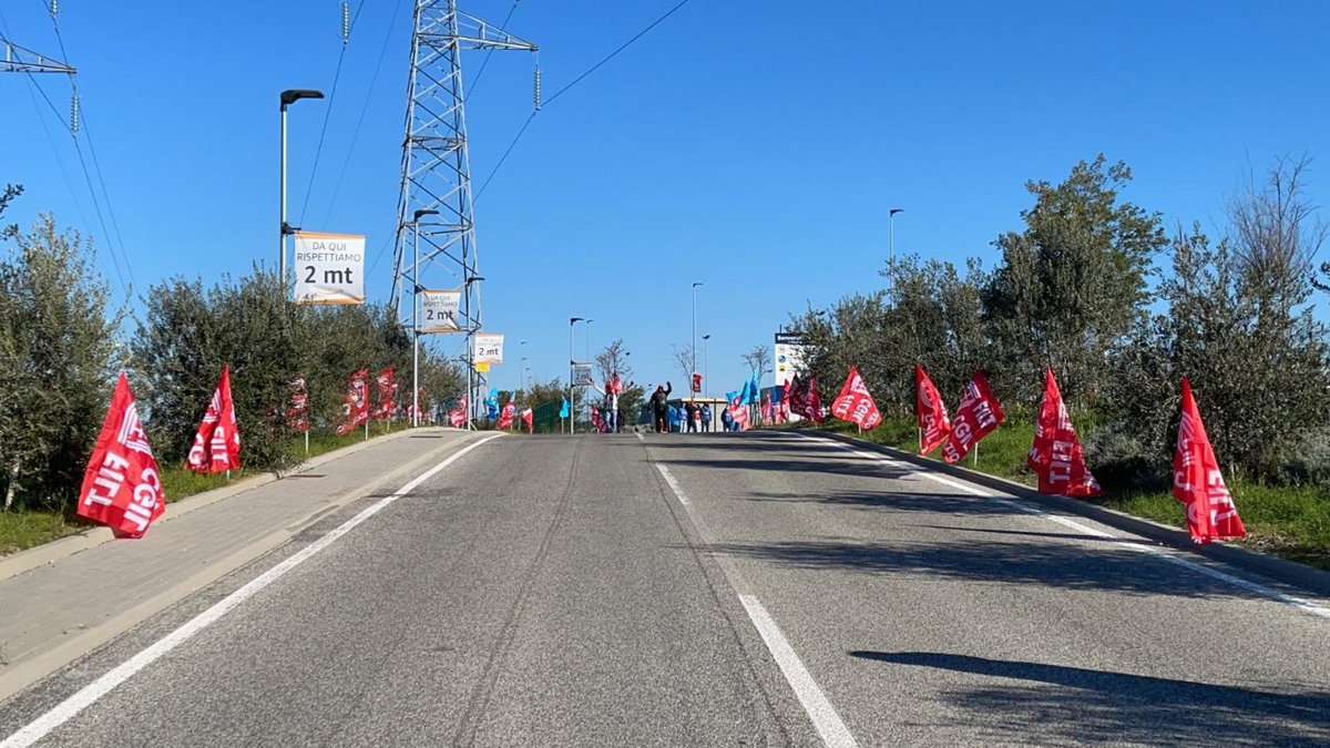 FILT_Roma_Lazio's tweet photo. #Amazon oggi #22marzo sciopero nazionale delle lavoratrici e dei lavoratori per migliori condizioni di lavoro per tutta la filiera dai magazzini ai corrieri. 

#ScioperoAmazon #Merci #Logistica #Corrieri #Driver #WhiteMonday #FiltCgil #Cgil https://t.co/OzoRawZ0yS