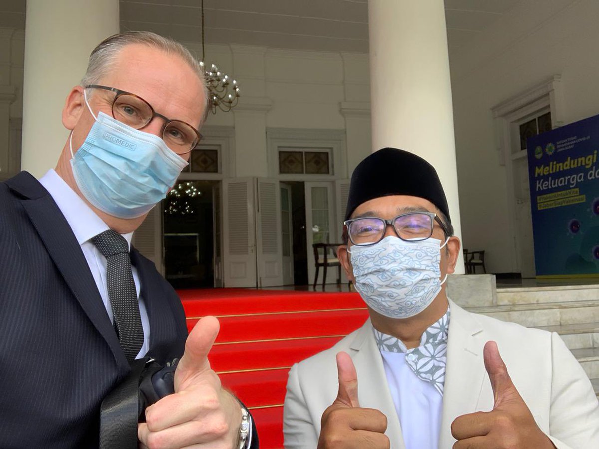Diskusi hebat dengan Gubernur <a href="/PemprovJabar/">Pemprov Jabar</a> <a href="/ridwankamil/">Ridwan Kamil</a> ttg peningkatan layanan kesehatan termasuk digitalisasi. Smart health services menjadi semakin penting dan relevan hari ini. 🇩🇰🇮🇩🩺💊

<a href="/DKinIndonesia/">Denmark in Indonesia</a> #bandung
