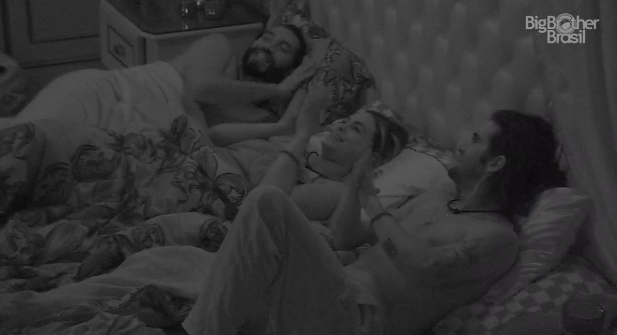 caroIiser's tweet photo. gil disse que vai levar a camilla pro cinema, sarah e fiuk bateram palmas comemorando. https://t.co/ZFtnALzspY