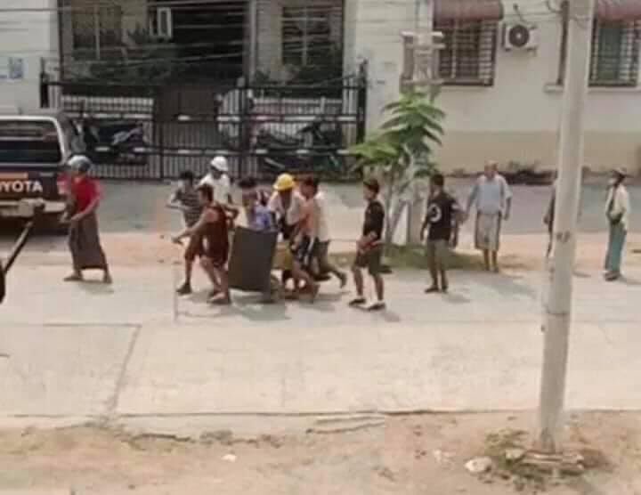 HtunBarani's tweet photo. A local man was shot and wounded by police and soldiers in Mya Yi Nanda Housing Estate, Mya Yi Nanda Ward, Chan Mya Thar Si Township, Mandalay on March 22, according to locals.
#Mar22Coup #RejectMilitaryCoup #SACTerroristGroup #WhatsHappeningInMaynmar https://t.co/ZUr0jK38OW