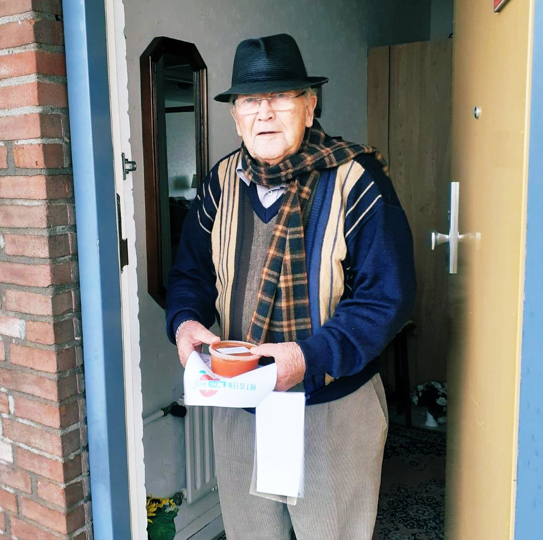 Zo'n 40.000 mensen heeft @participatieke1 deze winter blij gemaakt met een kopje #tomatensoep. 16 wk lang stonden vrijwilligers spontaan met soep op de stoep in Den Haag en omgeving. Heel trots dat we hier ons steentje aan hebben bijgedragen. #soeperwinter #wecare #prominent