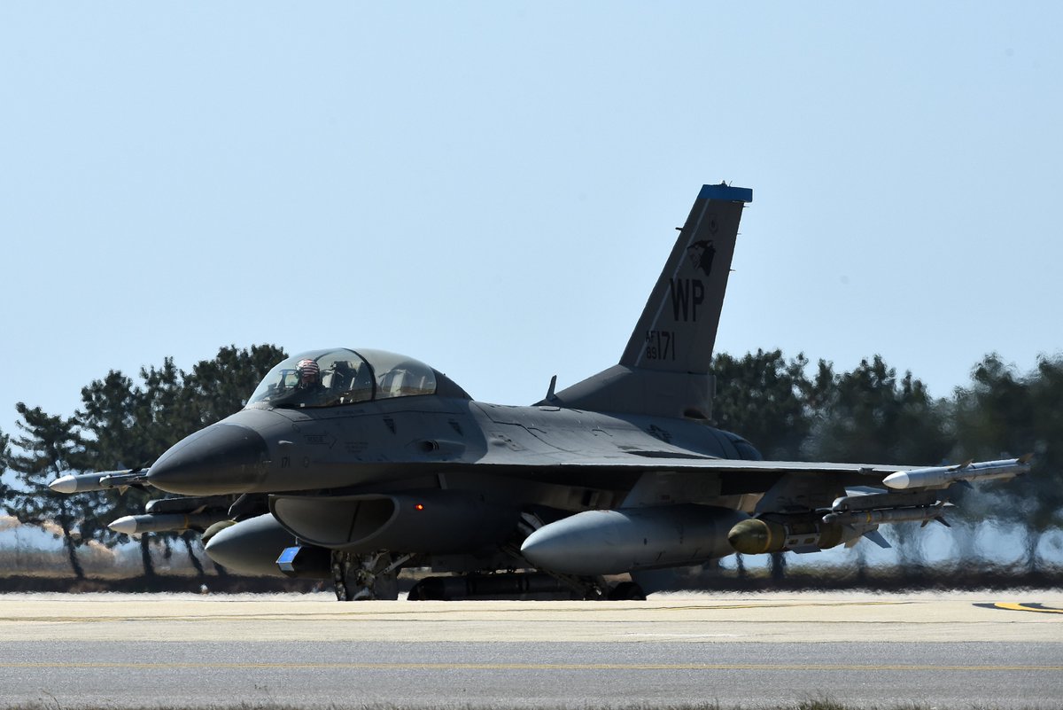 KunsanAirBase's tweet photo. Can you have too many Viper pics? Asking for a friend. 

#PushItUp #PIU #WolfPack #ReadyAF 🤙🐺

📸: Senior Airman Suzie Plotnikov

@7thAF @PACAF @INDOPACOM @usairforce @AirmanMagazine @DeptofDefense 
#aviation #avgeek #jets #fighterjets #pilots #military https://t.co/CtLHAu4QD7