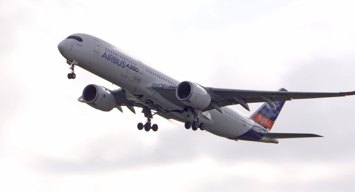 lentopostifi's tweet photo. #ICYMI: #Ilmailu'ala vähentää päästöjä. Suomalainen #Neste toimittaa uusiutuvan lentopolttoaineen #Airbus/#RollsRoyce #ECLIF3-hankkeeseen, jossa lennetään #A350 XWB:llä 100% #SAF:lla. Samaisia koneita on myös #Finnair'illa. https://t.co/ywnSu9xBrw #lentoliikenne #sustainability https://t.co/i1M5RvIj2q