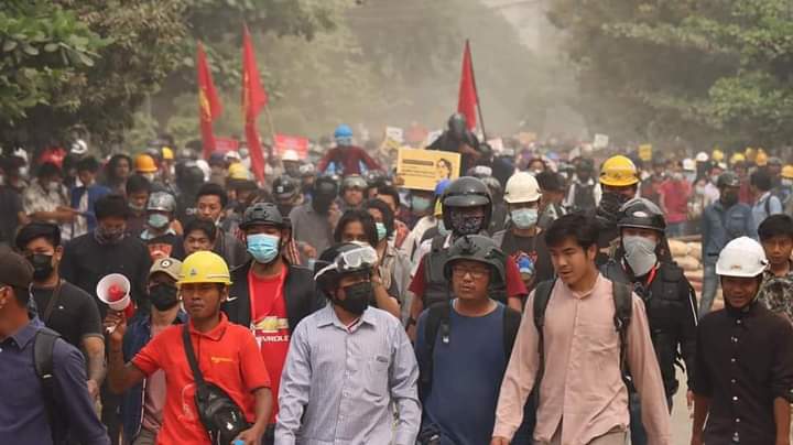 B851997's tweet photo. STRENGTH OF UNITY

Despite the bloody crackdown,internet shutdown and news suppression,several numbers of civilians are still protesting.
Location-Monywa,Myanmar
#Mar22Coup 
#WhatsHappeningInMyanmar https://t.co/vdriW4Yifs