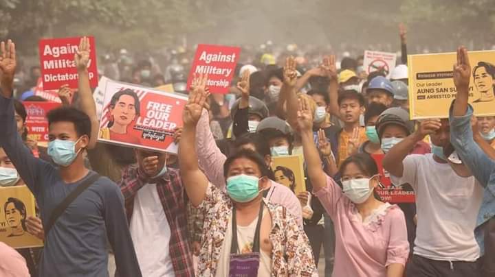B851997's tweet photo. STRENGTH OF UNITY

Despite the bloody crackdown,internet shutdown and news suppression,several numbers of civilians are still protesting.
Location-Monywa,Myanmar
#Mar22Coup 
#WhatsHappeningInMyanmar https://t.co/vdriW4Yifs