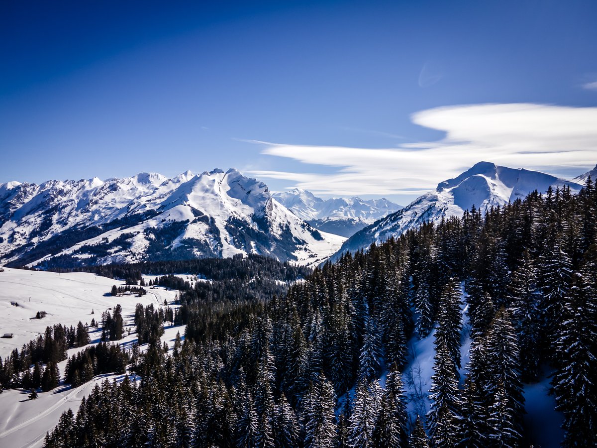 LaClusaz's tweet photo. Quand on vous dit qu’il en reste encore un petit peu... 😉 Bonne semaine à tous ! https://t.co/4aRLIE9u0J