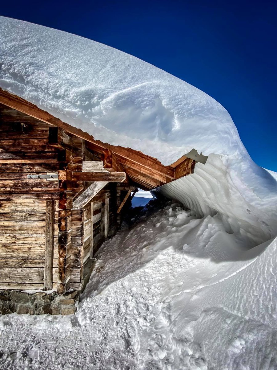 LaClusaz's tweet photo. Quand on vous dit qu’il en reste encore un petit peu... 😉 Bonne semaine à tous ! https://t.co/4aRLIE9u0J