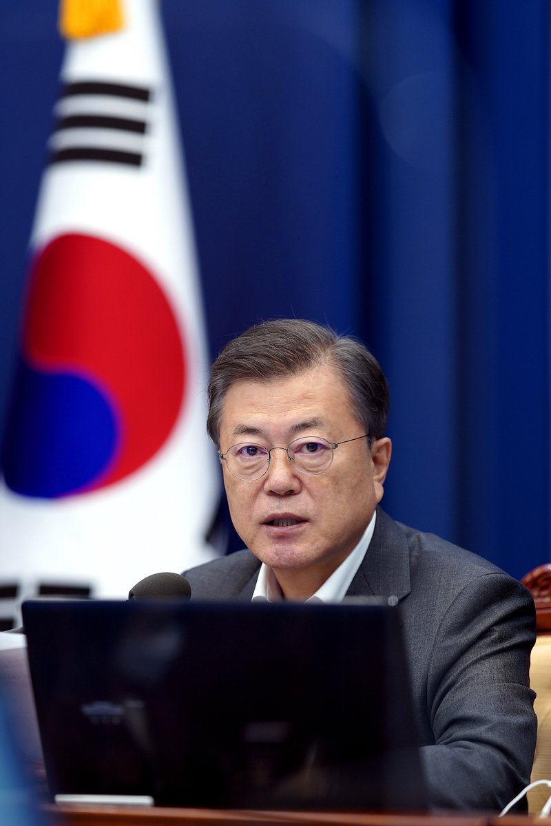 아스트라제네카 백신의
안전성과 효과가 국제적으로
재확인되었습니다. 대다수
유럽국가들도 접종을 재개했고,
우리 질병청도 65세 이상까지
접종대상을 확대하였습니다.
그에 따라 저와 제 아내도,
오는 6월 G7정상회의에
참석하기 위해,
내일 아스트라제네카 백신을
맞습니다.