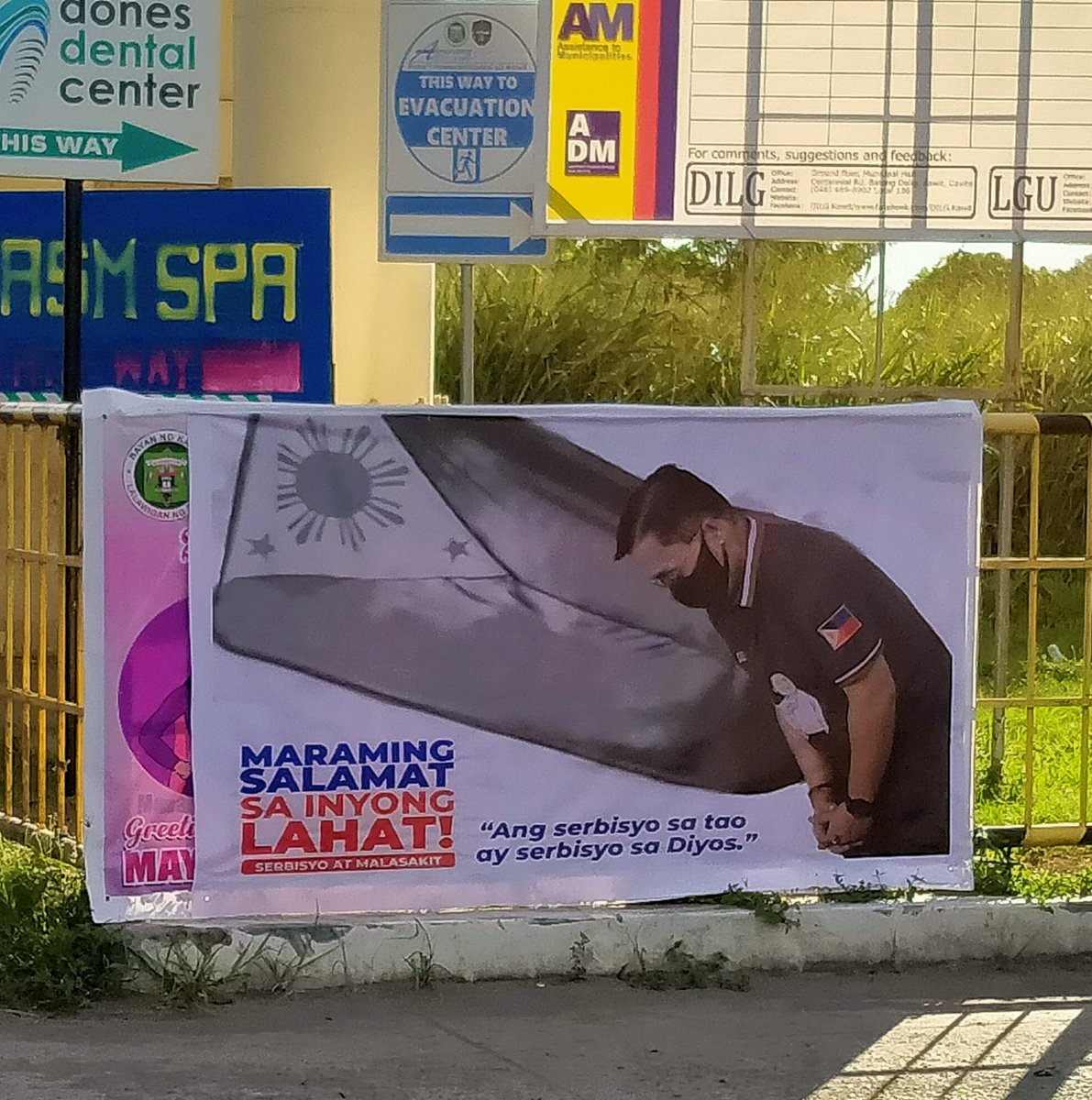 jemanorange's tweet photo. Saw this sa Kawit, Cavite posted near the municipal hall. Ito ba yung hindi namumulitika? Anong drama ito (bo)Bong (ga)Go? Kadiri gimik mo ha. https://t.co/M8BeKjeITA