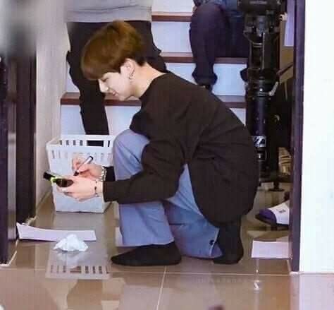 hollywithluv's tweet photo. น้องจองกุกตอนก้มหน้าตั้งใจทำอะไรสักอย่าง ตัวน้องมักจะหดเหลือ 3เซนเอง ยัยจิ๋ว https://t.co/QOZatS4qZL