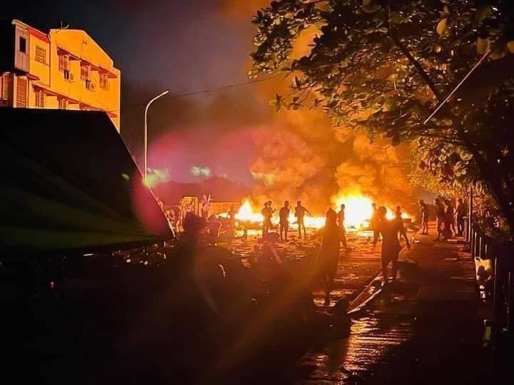 ThetHte76111014's tweet photo. Yangon City looks and sounds like a war zone .Military and police slaughtered the civilians and arrested the peaceful protestors brutally and mercilessly.The world needs to stop watching as Myanmar needs immediate help !! #WhatsHappeningInMyanmar #saveYangon #RejectMilitaryCoup https://t.co/CAlvTDRkPi