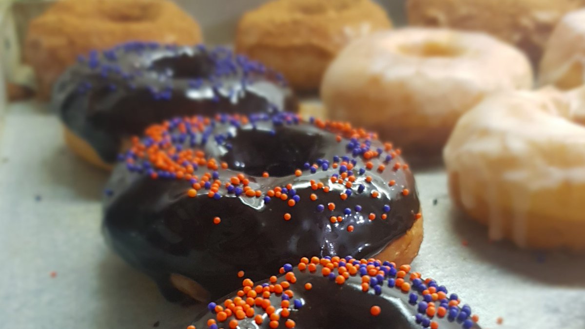 MarziehAbbas's tweet photo. I have no clue how many hours I've spent perfecting this skill during the pandemic- buttttttt....hot, fresh donuts are just SO GOOD!!
#pandemicskills
#experimentalcook
#alhamdolillah https://t.co/Dm5HIPQCd5