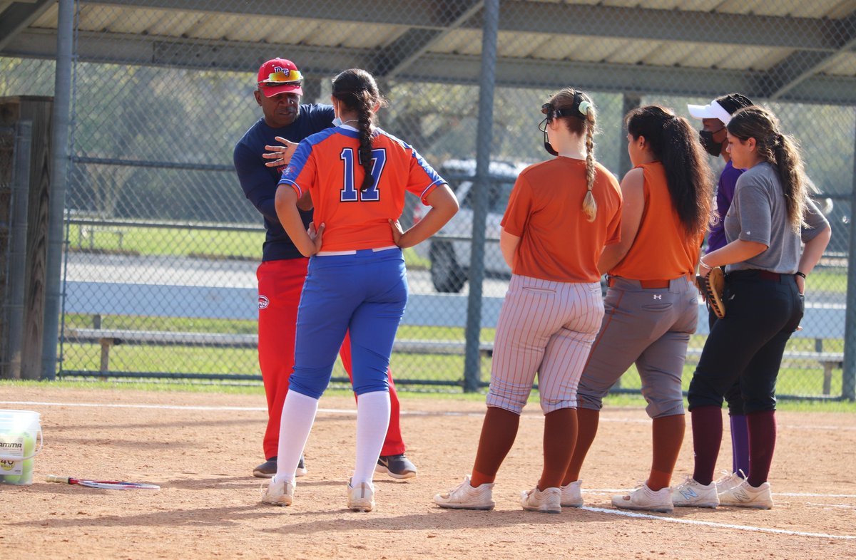 pgcamps's tweet photo. Infield work...@vicvaldez_13 https://t.co/0hOYBTgDhS