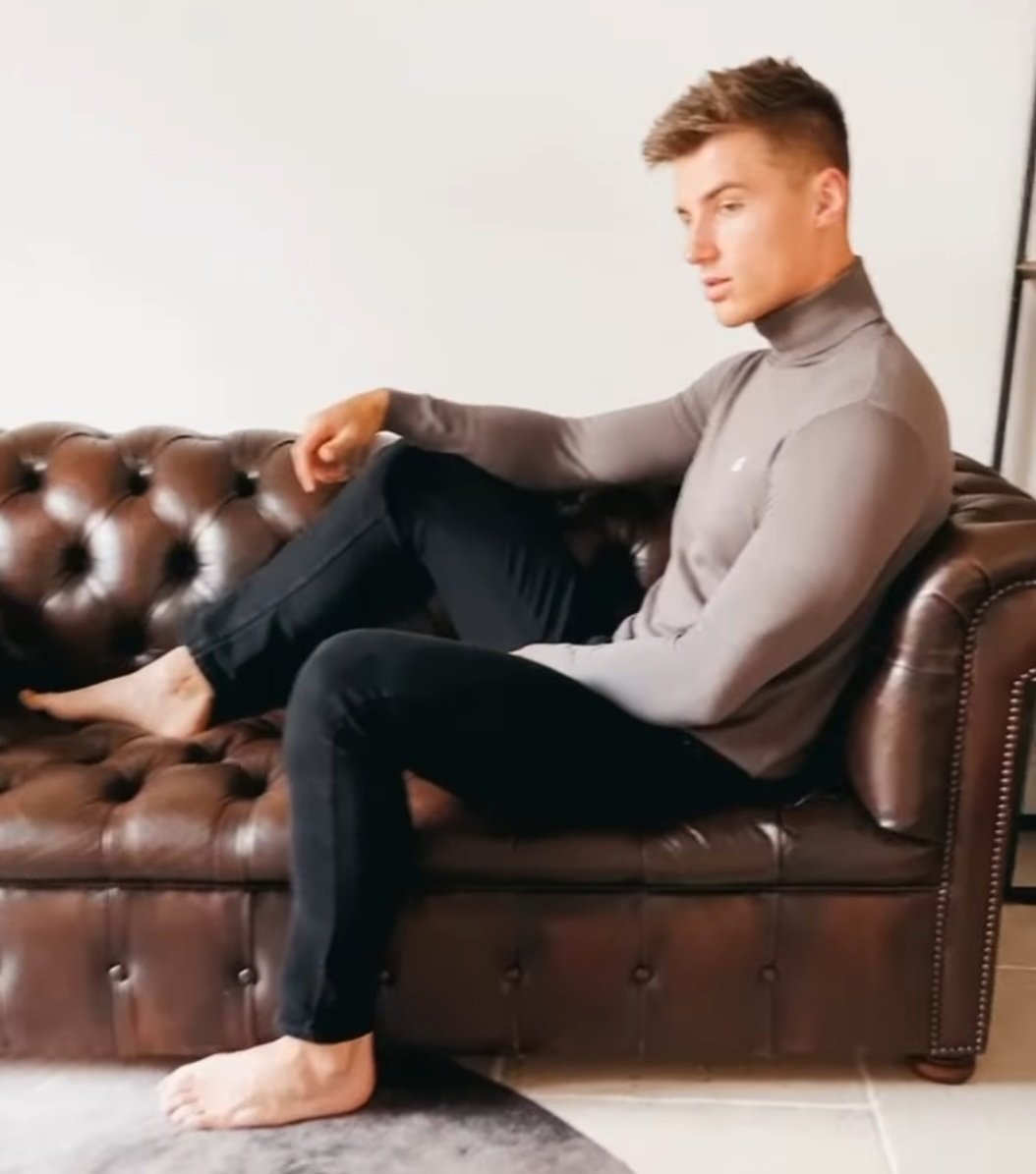 james31xxx's tweet photo. I can't be the only one who loves #TedPullin's feet? #model #feet https://t.co/keICscUZin