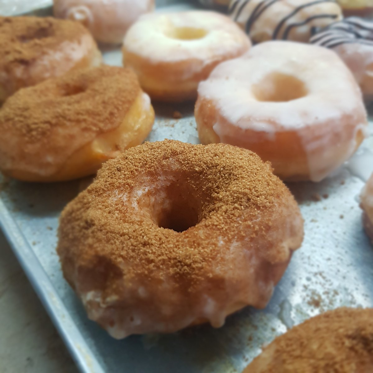 MarziehAbbas's tweet photo. I have no clue how many hours I've spent perfecting this skill during the pandemic- buttttttt....hot, fresh donuts are just SO GOOD!!
#pandemicskills
#experimentalcook
#alhamdolillah https://t.co/Dm5HIPQCd5