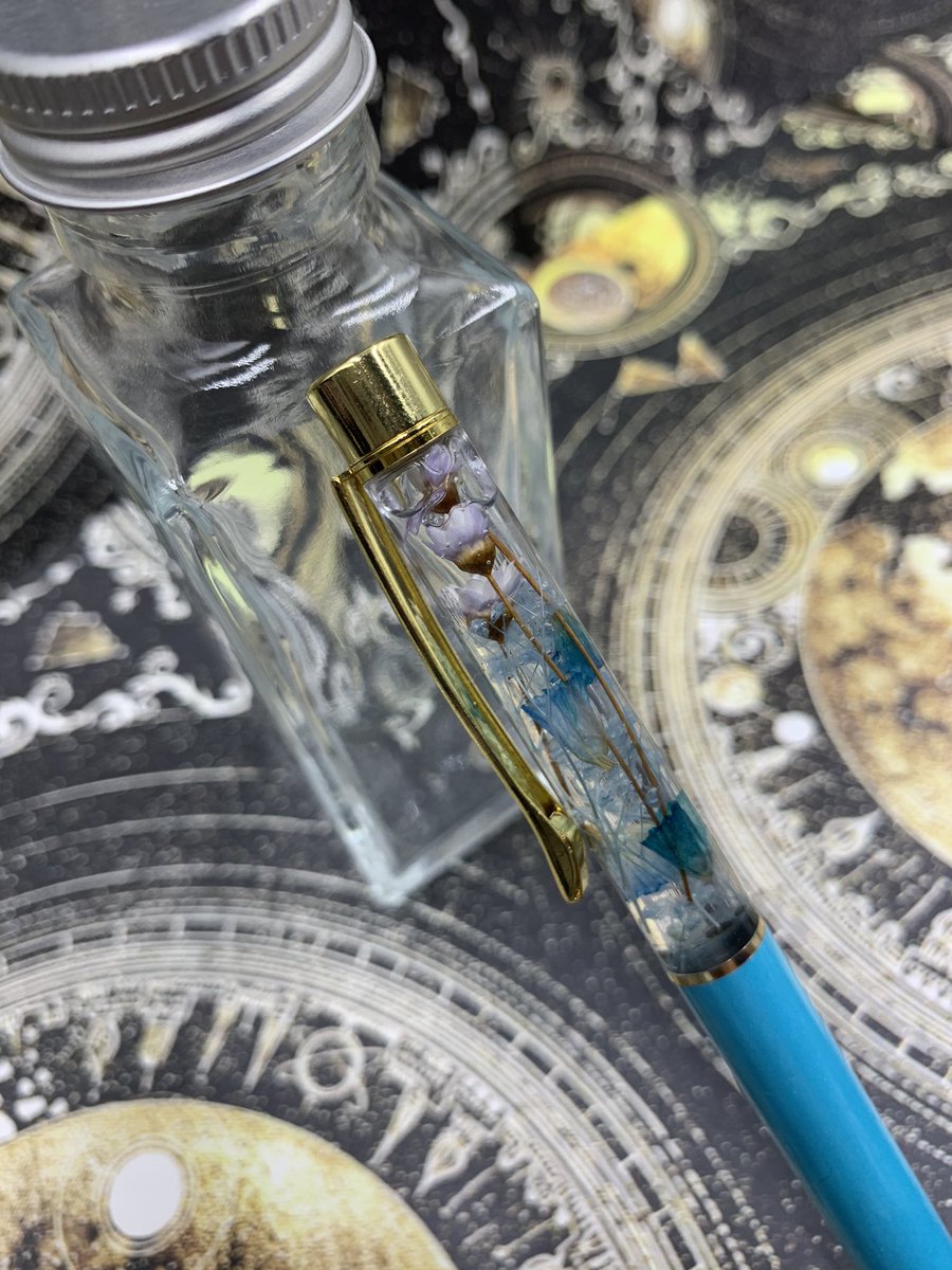 L_a1Ry's tweet photo. 贈呈用ですが初のハーバリウムボールペン完成っ٩(๑>∀<๑)۶

本来使いたかった花材が今日までに届かなくて作れなくて、有り合わせで作って失敗もしたけど取り敢えず何とかなった((･･*)

#ハーバリウム
#ハーバリウムボールペン
#ハンドメイド
#ハンドメイド好きさんと繋がりたい https://t.co/wvROq2bPrn