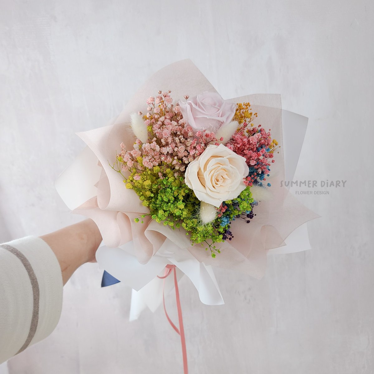 무지개 안개 꽃다발💐 장미 두송이 추가해서 더 우아하고 예뻐졌어요💕