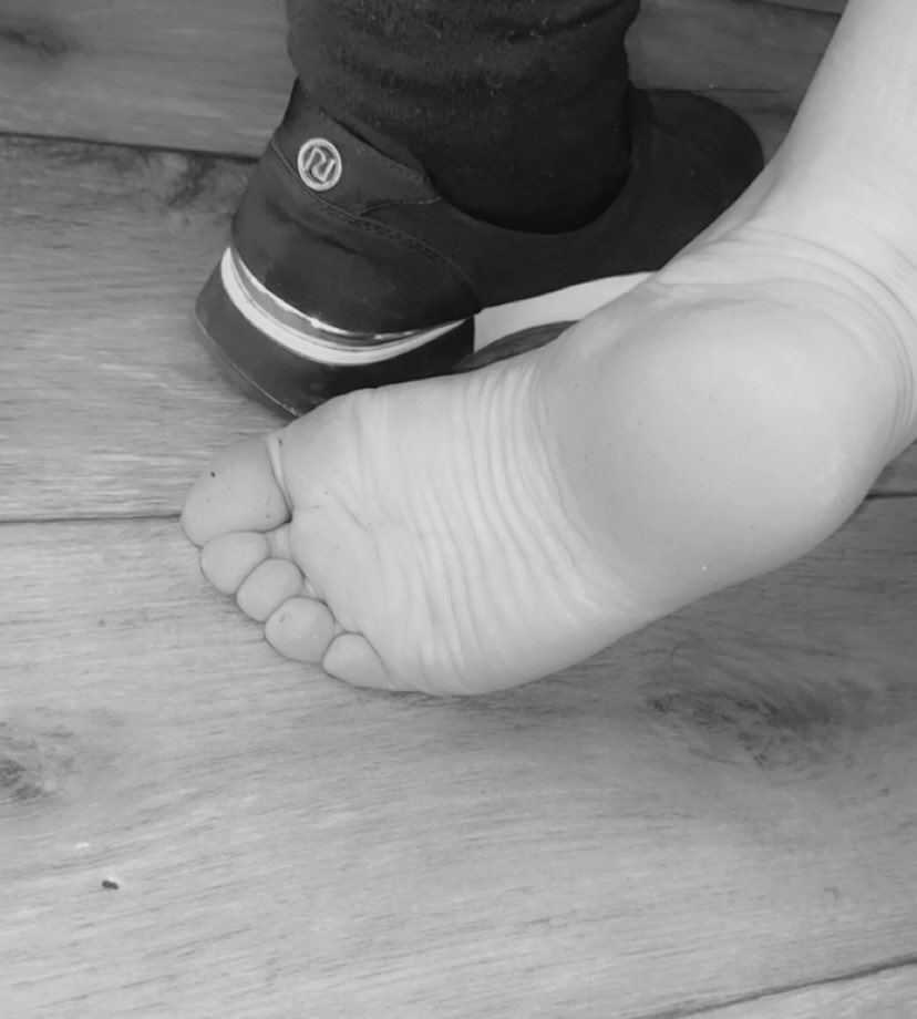 feetbabe08's tweet photo. Can you count how many wrinkles I have 🔥🔥🔥🔥🔥🔥🔥🔥🔥🔥 all my feet content is owned by @Inc_FootFetish  and he’s amazing so happy to be working with you ☺️excited to see what the future holds .... happy feet day guys #ticklish #FOOTFETİSH #wrinkles #owned #feetporn https://t.co/0SXlk0oC7Y