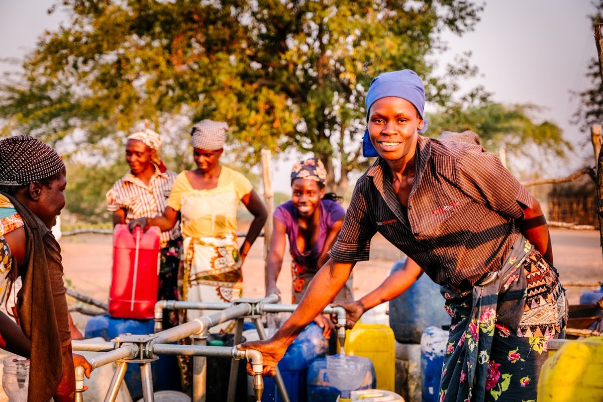 Enabel_Belgium's tweet photo. On this #WorldWaterDay 💧, we stand in solidarity with the 2.2 billion people living without access to safe drinking water.

In the rural province of Gaza in Mozambique, Enabel is supporting access to drinking water for 57,000 people.
 
ℹ️ https://t.co/6BkpgbFzGK
#SDG6 https://t.co/Pqt9hv59q8