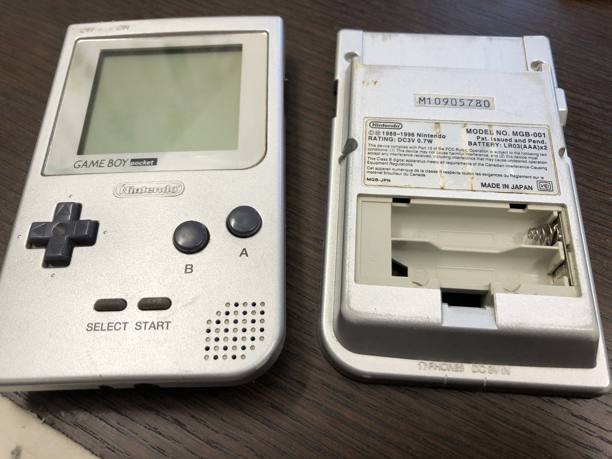 Mary 1996年にポケモン緑と一緒に買ったゲームボーイポケット かろうじて起動はしたけど ボタン類の反応が悪かったのでバラシ洗浄 接点復活剤吹いて完了 T Co Izw9ucg6ho Twitter