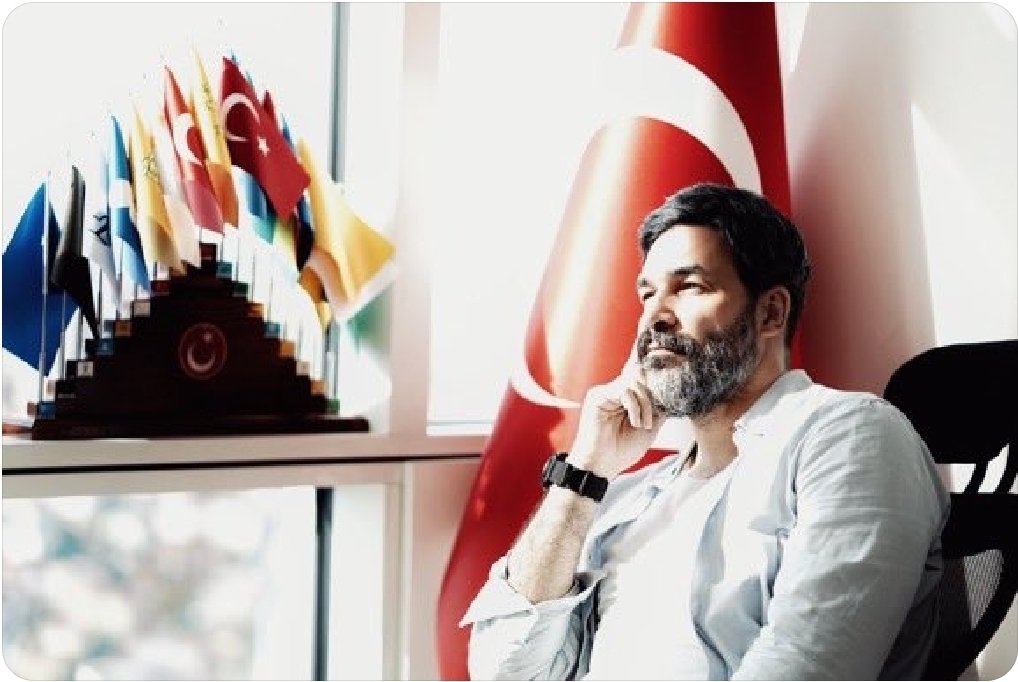 Bu sıkıntılar, bu engeller de aşılacak mutlaka. Asıl acı olan, iyi günde milletinin sevincini, kötü günde acısını paylaşamayacak kadar bayağılaşan bir zümrenin bu topraklarda yaşıyor olması.

UĞUR IŞILAK    <a href="/ugur_isilak/">Uğur Işılak</a>