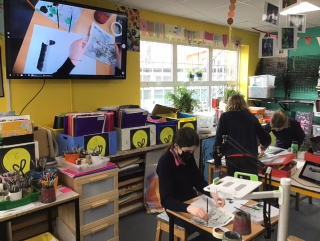 WindleshamTweet's tweet photo. Mrs Clark and the class have been using a visualiser camera to show the pupils working from different parts of the world a more detailed view of their art!
#Visualiser #Camera #Virtual #MixedLearning #Classmates https://t.co/Om1DnEb7Sp