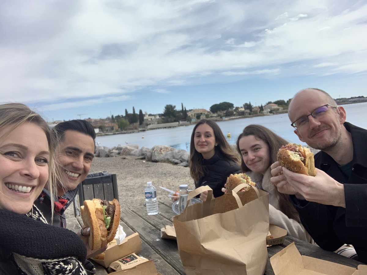osyla34's tweet photo. Parce-que nous sommes plus qu’une simple équipe, partager des moments de détente en ces temps compliqués, renforce, soude et uni ! Un peu de bonheur dans ce monde de brutes 🍔 https://t.co/XxbfdKONS0