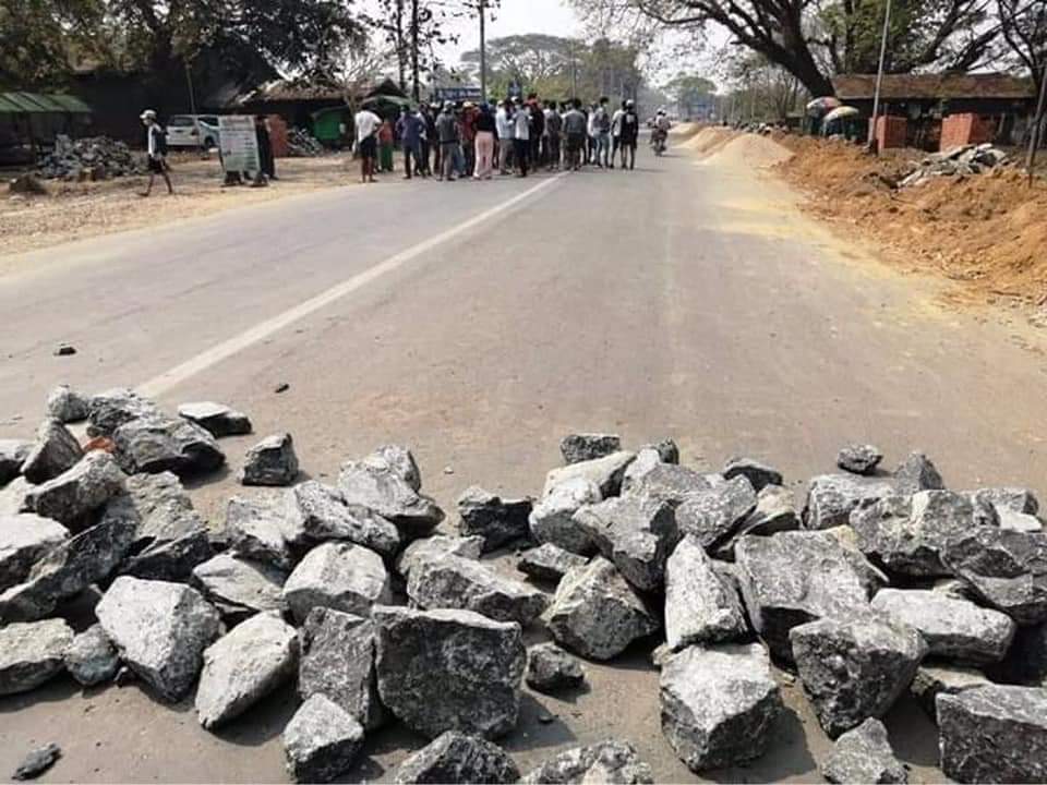 In cracking down of Nanmatee Tsp(Kachin state), 18 protestors ( 7 boys &amp; 11 girls) are abducted by terrorists. Civilians are calling for release in front of police station. 
STRENGTH OF UNITY

#WhatsHappeningInMyanmar
#Mar22Coup
