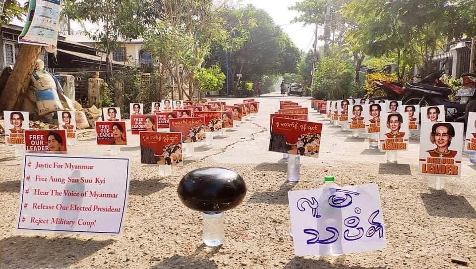 Calynn24's tweet photo. Today, the general public were done flying bubbles strike, traffic strike, aurora and crowd-less strike in Yangon. #We_need_democary #WhatIsHappeningInMyanmar https://t.co/eu5iFhk0oV