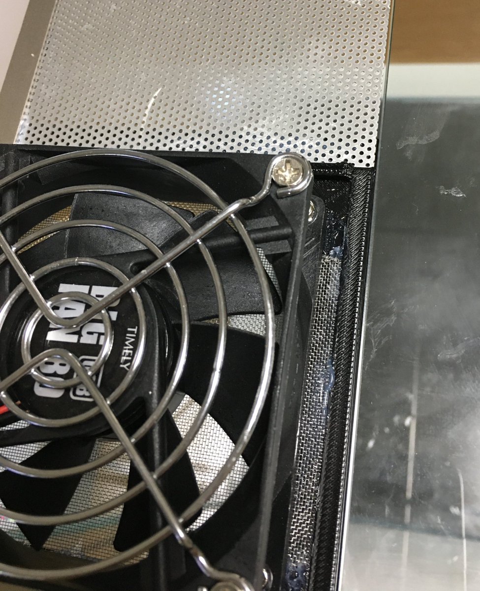 くくるす 構想から半年 ついに30cmキューブ水槽を改造したヤドクガエル飼育用パルダリウムケージが完成しました 排気用のファンと排水用パーツ付きで 初めてとしては頑張ったんじゃないかな ミスティングシステムは今からつけます 自作ケージ