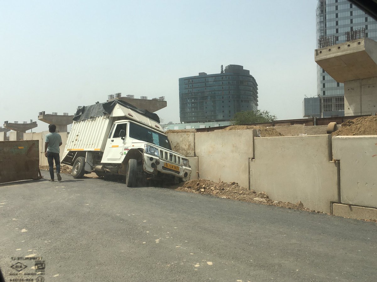YasheshYadav's tweet photo. #NewGurgaon देख लीजिए सुरक्षा कितनी पुख़्ता है #DwarkaExpressway पर चलते हुए काम के दौरान L&T की 😃
ये हाल तो दिन में है
सोचो अगर रात होती तो सुबह क्या ख़बर आती 😞
आपकी सुरक्षा आपके खुद के हाथ में है कम्पनी की कोई जिम्मेदारी नही
@NHAI_Official @nitin_gadkari @cmohry @Dchautala https://t.co/5EtyOzqRfx