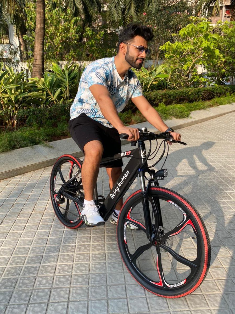 rahulvaidya23's tweet photo. Finally got my hands on riding the Being Human E-Bike gifted by @BeingSalmanKhan ! The experience is amazing since I love being outdoors &amp; doing cardio. 🚲😊✌🏻 https://t.co/ErCNOwVZt8