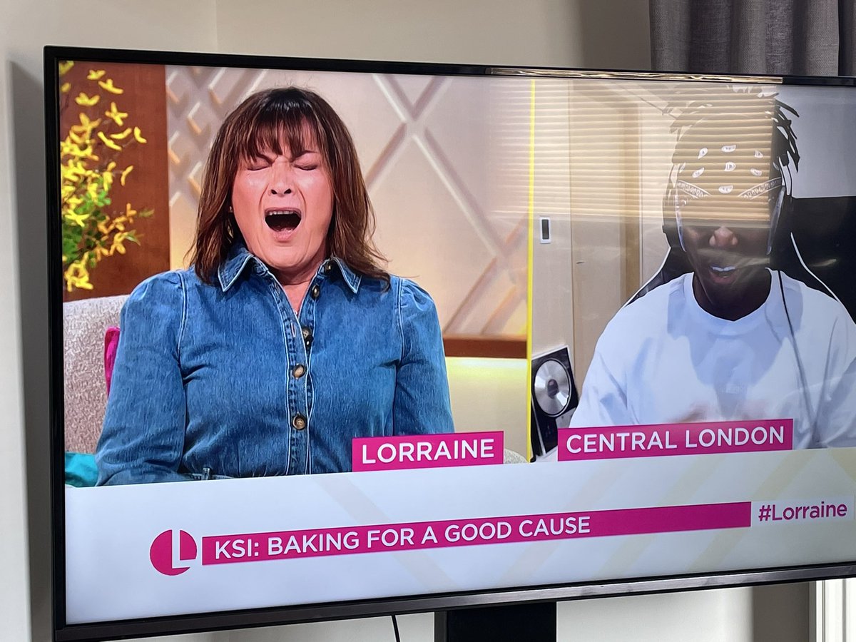elle_fm7's tweet photo. @scottgooner72 @KSI @lorraine She must have been looking behind her? 😂 💕 https://t.co/sWnxEIfehr