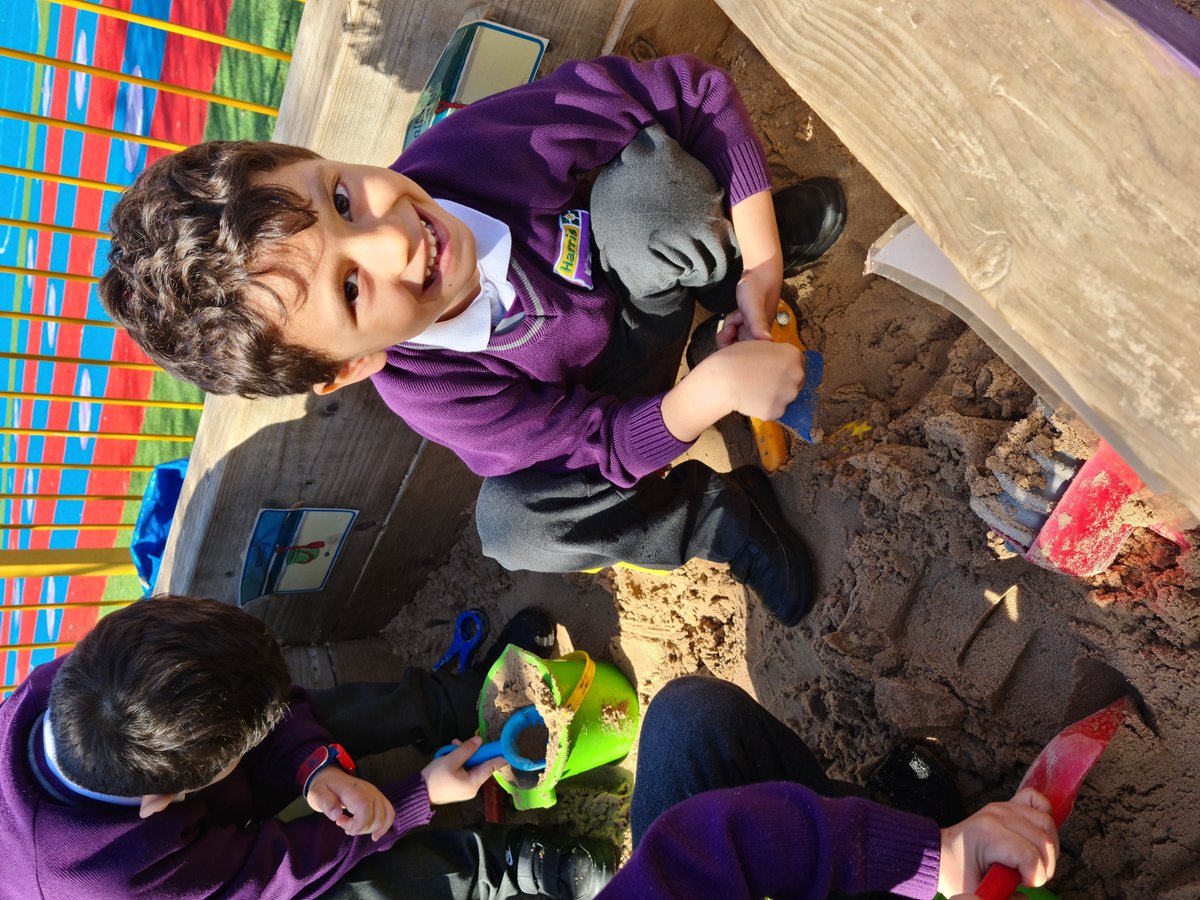 HPA_Philip_Lane's tweet image. Reception have been loving the sand pit being open for the first time this year! It brings out our creativity and collaborative play skills, and feels like we&apos;re at the beach ⛱ #HPAPLReception #learningthroughplay @HarrisFed
