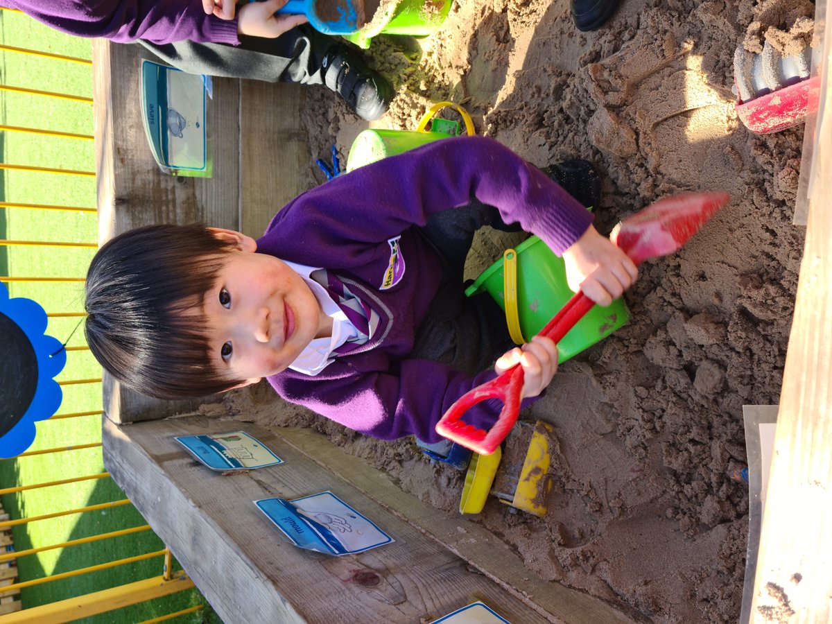 HPA_Philip_Lane's tweet image. Reception have been loving the sand pit being open for the first time this year! It brings out our creativity and collaborative play skills, and feels like we&apos;re at the beach ⛱ #HPAPLReception #learningthroughplay @HarrisFed