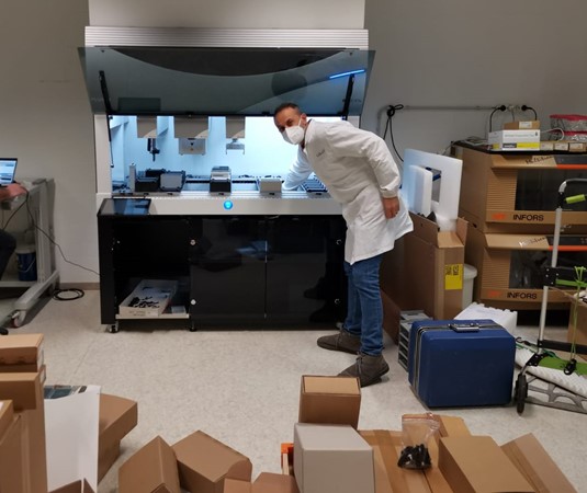 IGATechnology's tweet photo. A brand-new piece of technology being installed in our lab. Kids cannot keep their hands off. #NGS #Automation @Tecan_Talk.
https://t.co/Xfirvf8aAl https://t.co/YbRbUFb3G3