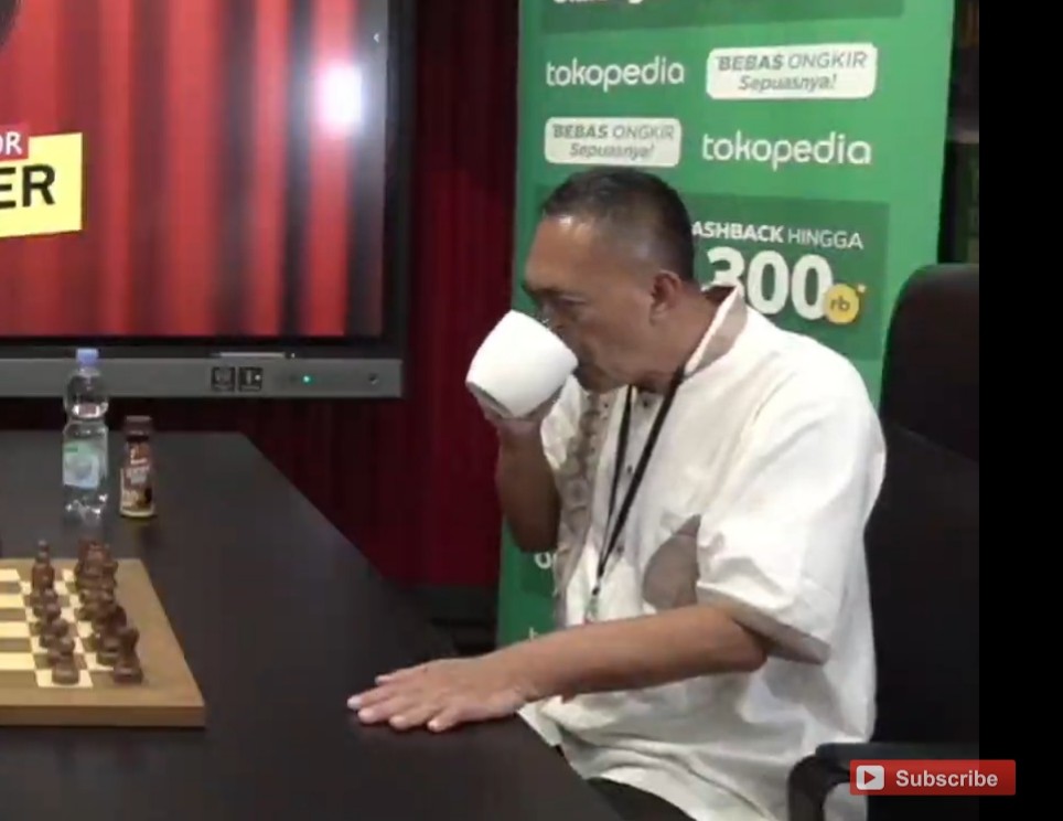 Ramdhanyss_'s tweet photo. Menurut saya, dewa kipas kalah dikarenakan studio om ded yang menggunakan AC, sehingga membuat kipas pak dadang tidak berfungsi dengan baik. Walaupun sudah minum kopi untuk membuat suhu tubuh stabil, tetap saja kipas dan suasana pos ronda adalah koentji kemenangan. #DewaKipas https://t.co/jBDuSzcGBA